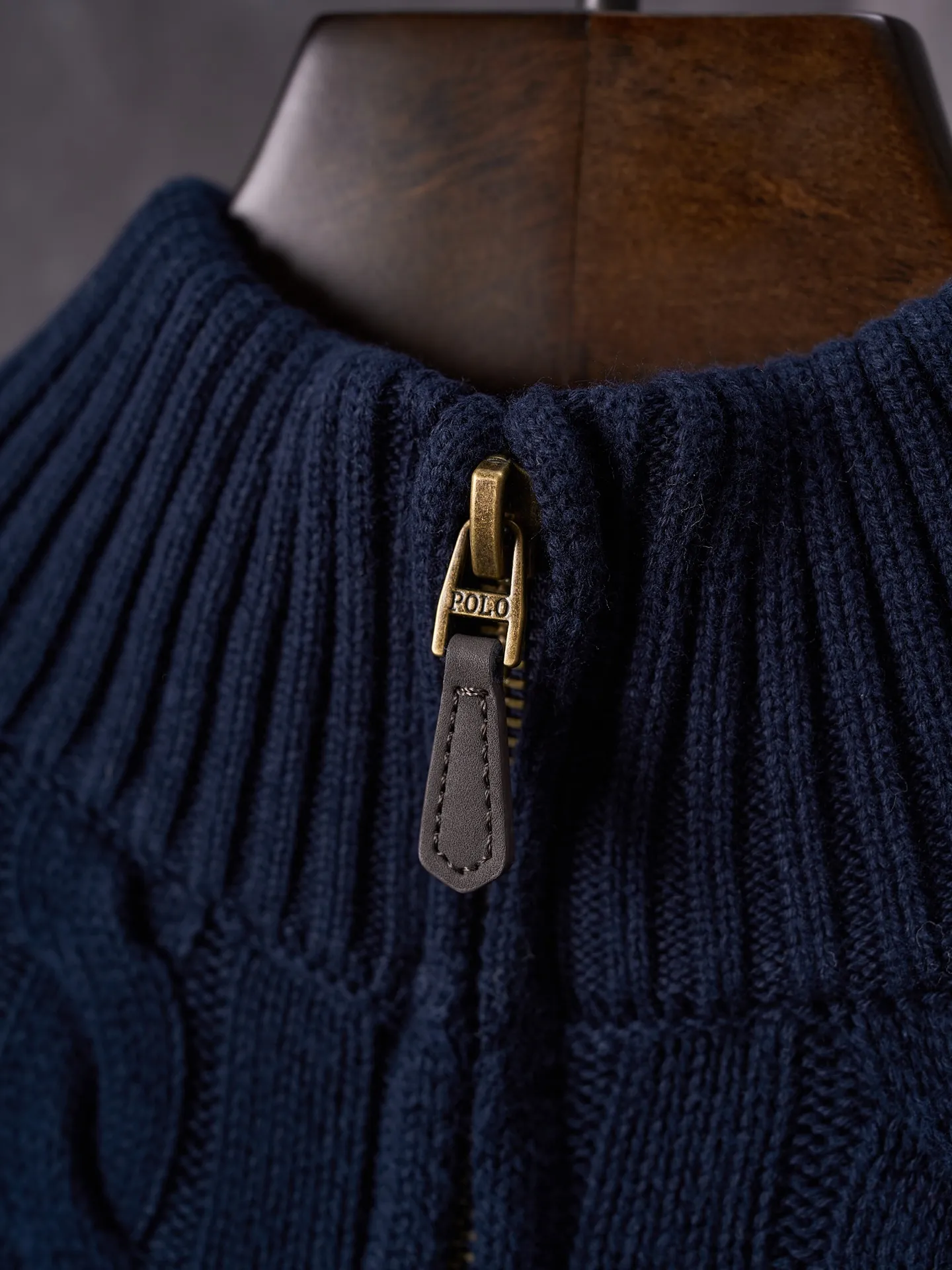 P420 Actual auction] Ralph Lauren/Ralph Lauren embroidered cable knitted half-zip sweater [Ready stock] S M L Zippered half-high collar design, just the right amount of splendor. Interpret high-end style with unique details. Adhere to the timeless elegance and taste. Use imported machine embroidery technology. Use advanced computer control system and precision mechanical components to realize the iconic pony embroidery operation. High precision. Smooth and delicate lines. Three-dimensional cable weaving. Through clever shifting and interweaving of coils, adjacent coils are cross-shifted to form a twisting effect. The lines are smooth and regular. Time-consuming and labor-intensive. Ready-made clothes are washed and softened to remove odors. Use professional washing equipment and specific detergents to deeply clean and deodorize clothes, improve the feel and appearance of clothes, and improve the fit.